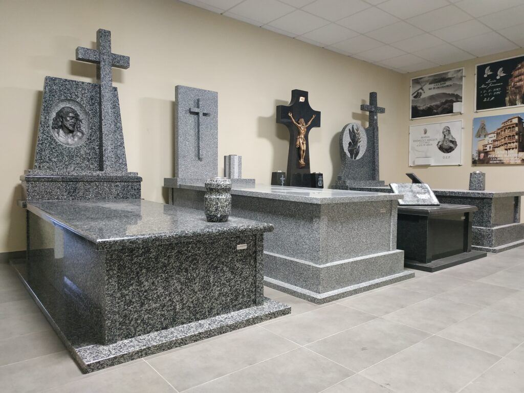 Vista exposición de tumbas en Grupo Alborada