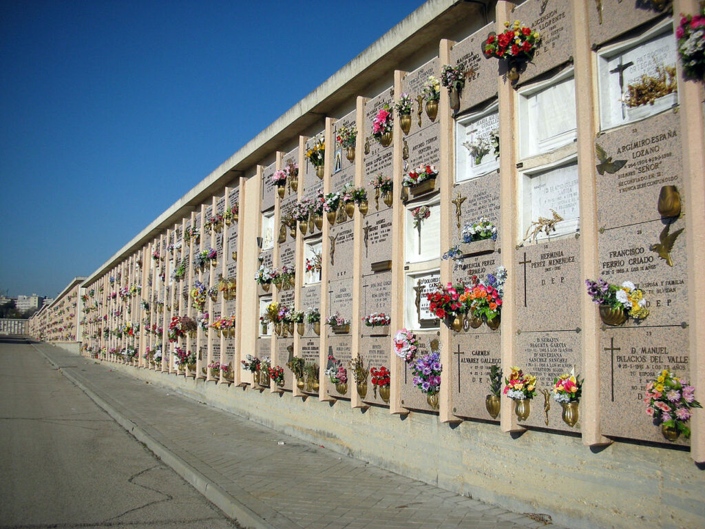 Vista de nichos en el cementerio sur de Madrid